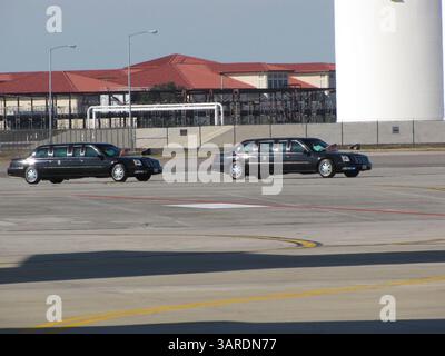 Januar 2010 - Tampa, Florida, USA - TP 317874 orou Obama REG.(28.01.2010, TAMPA). SKIP O' ROURKE | TIMES. Die Autokolonne kommt am 28. Januar auf dem Luftwaffenstützpunkt MacDill an. 2010, nach dem Besuch von Präsident Barack Obama in Tampa, ist Präsident Barack Obama in der Stadt zu einem Treffen mit Vizepräsident Joseph R. Biden. Der Präsident wird außerdem die Finanzierung eines Hochgeschwindigkeitszugs zwischen Tampa und Orlando bekanntgeben. (Kreditbild: © St. Petersburg Times/ZUMApress.com) Stockfoto