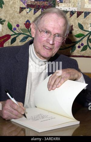 22. Januar 2005 - Modesto, Kalifornien, USA - Ray Nish, der pensionierte Chefredakteur der Modesto Bee, unterzeichnet am Samstag, den 22. Januar 2005 eine Kopie seines neuen Buches „Read All About IT, A Historical Review of Stanislaus County Newspapers“ im McHenry Museum. Nish, seit 1948 in Modesto ansässig, widmete sich 41 Jahren einer Zeitungskarriere, die am Tag nach dem Angriff auf Pearl Harbor im Dezember 1941 begann. Die Forschung für Nishs Buchprojekt, das von der Presse- und Publikationskommission des Museums veröffentlicht wurde, begann 1984. . Ted Benson/The Modesto Bee (Foto: © Modesto Bee/ZUMApress.com) Stockfoto