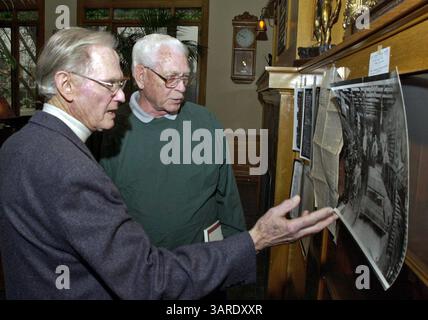 22. Januar 2005 - Modesto, Kalifornien, USA - Ray Nish, der pensionierte Chefredakteur der Modesto Bee, sieht sich am Samstag, den 22.05. Ein Foto des Komponierraums des alten Modesto News Herald mit Chuck Byrum aus Modesto im McHenry Museum an. Der Anlass war ein Empfang und Autogrammstunde für Nishs neues Buch Read All About IT, A Historical Review of Stanislaus County Newspapers. Nish, seit 1948 in Modesto ansässig, widmete sich 41 Jahren einer Zeitungskarriere, die am Tag nach dem Angriff auf Pearl Harbor im Dezember 1941 begann. Byrum ist ein pensionierter Drucker, der mehrere Jahre bei der B verbrachte Stockfoto