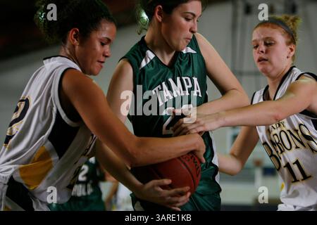 05. Februar 2010 - St. Petersburg, Florida, USA - CHRIS ZUPPA | Times.SP 317935 ZUPP Basketball 2.(02/05/2010 St. Petersburg) Gabi Reina (23) von Tampa Catholic kämpft mit dem Rückzug, wobei Brittney Dunbar (2 links) und Annie Artise (11) verteidigt werden. Tampa Catholic spielt St. Petersburg Catholic für die Klasse 3A-10 beim SPC. [CHRIS ZUPPA, Times] (Bild: © St. Petersburg Times/ZUMApress.com) Stockfoto