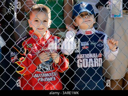 Daytona Beach, FL - 6. Februar 2010: Die jungen Fans von Jeff Gordon und Dale Earnhardt Jr warten geduldig auf die Ankunft ihrer Fahrer, nachdem sie sich für den Daytona 500 qualifiziert haben. (Foto: © ASP/Cal Sport Media/ZUMApress.com) Stockfoto