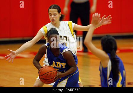 Februar 2010 - St. Petersburg, Florida, USA - CHRIS ZUPPA | Times.SP 317938 ZUPP Basketball 2.(02/06/2010 St. Petersburg) Boca Ciegas Alexis Ungro (23) verteidigt Largos Kendra Brown (5). Die Boca Ciega High School spielt die Largo High School in der Klasse 5A-12 in Northeast. [CHRIS ZUPPA, Times] (Bild: © St. Petersburg Times/ZUMApress.com) Stockfoto