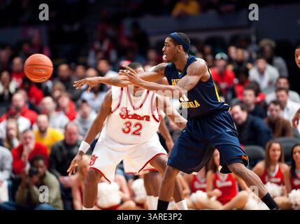 6. Februar 2010: John Flowers (41) aus West Virginia spielt den Ball während eines Basketballspiels der Big East Conference zwischen den St. John's Red Storm und den #6 West Virginia Mountaineers im Madison Square Garden in New York City. #6 West Virginia besiegte St. John's 79-60. (Bild: © Duncan Williams/Cal Sport Media/ZUMApress.com) Stockfoto