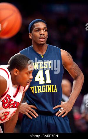 6. Februar 2010: John Flowers (41) aus West Virginia während eines Basketballspiels der Big East Conference zwischen den St. John's Red Storm und den Top 6 West Virginia Mountaineers im Madison Square Garden in New York City. #6 West Virginia besiegte St. John's 79-60. (Bild: © Duncan Williams/Cal Sport Media/ZUMApress.com) Stockfoto