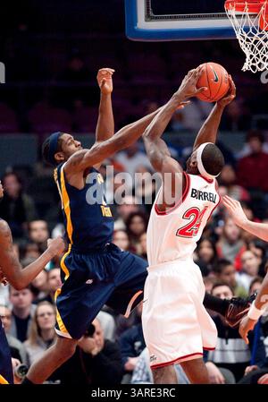 6. Februar 2010: John Flowers (41) verteidigt St. John’s Stürmer Justin Burrell (24) während eines Basketballspiels der Big East Conference zwischen den St. John’s Red Storm und den Top 6 West Virginia Mountaineers im Madison Square Garden in New York City. #6 West Virginia besiegte St. John's 79-60. (Bild: © Duncan Williams/Cal Sport Media/ZUMApress.com) Stockfoto