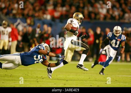 Februar 2010 - Miami, FL. - Linebacker der Indianapolis Colts Gary Brackett, Nr. 58, taucht auf und versucht, die New Orleans Saints zu fangen, die Reggie Bush, Nr. 25, zurücklaufen, aber in der ersten Halbzeit des Super Bowl XLIV im Sun Life Stadium in Miami nicht. (Bild: © Chad Ryan/Cal Sport Media/ZUMApress.com) Stockfoto