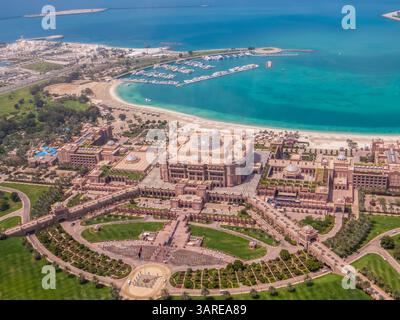 Abu Dhabi, Vereinigte Arabische Emirate. Ein Bild vom Emirates Palace Mandarin Oriental Hotel von oben. Stockfoto