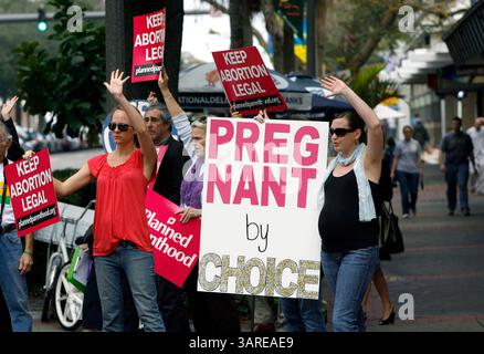 22. Januar 2010 - St. Petersburg, Florida, USA - SP 317755 CERR roeVwade (22.01.2010, St. Petersburg) Megan Bainbridge (cq), links und Tami Shadduck (cq) winken zu einem Auto, das das Horn hupte, während sie sich mit denen treffen, die den 37. Jahrestag von Roe v. Wade an der Kreuzung Central Ave. Und 3rd St. Friday unterstützen. Bainbridge und Shadduck sind Angestellte der Planned Parenthood of Southwest and Central Florida. [LARA CERRI Times] (Bild: © St. Petersburg Times/ZUMApress.com) Stockfoto