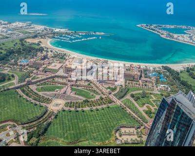 Abu Dhabi, Vereinigte Arabische Emirate. Ein Bild vom Emirates Palace Mandarin Oriental Hotel von oben. Stockfoto
