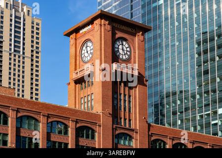 Chicago, Illinois - USA - 6. April 2025: Außenansicht des historischen Reid Murdoch Building, erbaut 1914 in der Innenstadt von Chicago, Illinois, USA Stockfoto