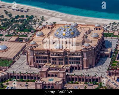 Abu Dhabi, Vereinigte Arabische Emirate. Ein Bild vom Emirates Palace Mandarin Oriental Hotel von oben. Stockfoto