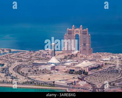 Abu Dhabi, Vereinigte Arabische Emirate. Blick aus der Vogelperspektive auf Marina Mall und Marina Village mit Rixos Marina Abu Dhabi Hotel Stockfoto