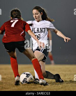 Januar 2010 - St. Petersburg, Florida, USA - DANIEL WALLACE | Times. TP 317207 WALL Soccer 2 (01/22/2010 Tampa) die Ellen Moore von Plant (18) kontrolliert den Ball in der zweiten Halbzeit gegen Kara Buono von Bloomingdale (7). ACTION IN DER ZWEITEN HALBZEIT: Das finale Fußballspiel der Plant High School in Bloomingdale im 6A-8-Bezirk des Mädchens am Freitag. Die Anlage hat mit 1:0 gewonnen. [DANIEL WALLACE, Times] (Bild: © St. Petersburg Times/ZUMApress.com) Stockfoto