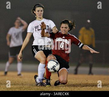Januar 2010 - St. Petersburg, Florida, USA - DANIEL WALLACE | Times. TP 317207 WALL Soccer 7 (01/22/2010 Tampa) Connor Zwetsch (11) und Meghan Lanteigne (6) treten in der zweiten Halbzeit um den Ball an. ACTION IN DER ZWEITEN HALBZEIT: Das finale Fußballspiel der Plant High School in Bloomingdale im 6A-8-Bezirk des Mädchens am Freitag. Die Anlage hat mit 1:0 gewonnen. [DANIEL WALLACE, Times] (Bild: © St. Petersburg Times/ZUMApress.com) Stockfoto
