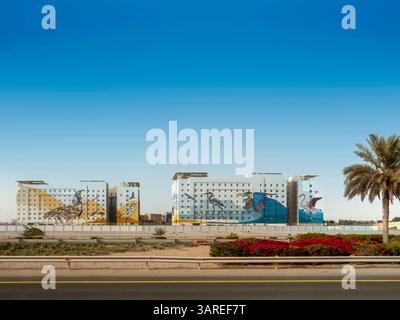 Vögel aus den VAE in Wandgemälden auf Yas Island. Abu Dhabi. VAE Stockfoto