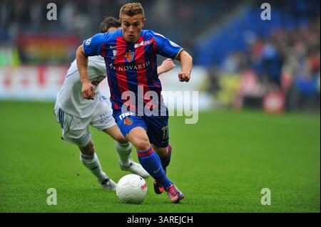 9. Mai 2010: Xherdan Shaqiri des FC Basel kämpft im Schweizer Cup-Finale im St. Jacob Park in Basel gegen Nelson Borges da Costa des FC Lausanne. Das Spiel endete mit dem Sieg 6-0 und der Meisterschaft 2010. (Bild: © John Middlebrook/Cal Sport Media/ZUMApress.com) Stockfoto