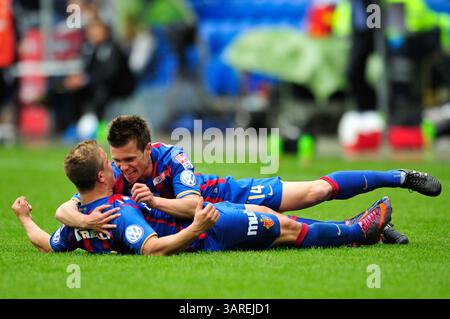 9. Mai 2010: Xherdan Shaqiri des FC Basel feiert mit Valentin Stocker nach einem Tor im Schweizer Cup-Finale im St. Jacob Park in Basel. Das Spiel endete mit dem Sieg 6-0 und der Meisterschaft 2010. (Bild: © John Middlebrook/Cal Sport Media/ZUMApress.com) Stockfoto