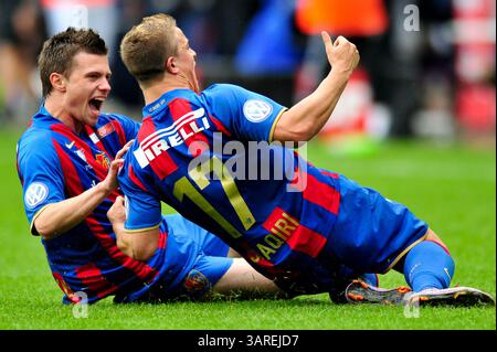 9. Mai 2010: Xherdan Shaqiri des FC Basel feiert mit Valentin Stocker nach einem Tor im Schweizer Cup-Finale im St. Jacob Park in Basel. Das Spiel endete mit dem Sieg 6-0 und der Meisterschaft 2010. (Bild: © John Middlebrook/Cal Sport Media/ZUMApress.com) Stockfoto