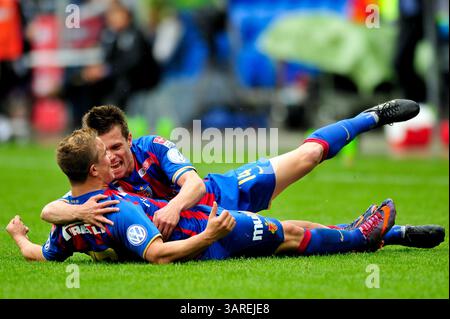 9. Mai 2010: Xherdan Shaqiri des FC Basel feiert mit Valentin Stocker nach einem Tor im Schweizer Cup-Finale im St. Jacob Park in Basel. Das Spiel endete mit dem Sieg 6-0 und der Meisterschaft 2010. (Bild: © John Middlebrook/Cal Sport Media/ZUMApress.com) Stockfoto