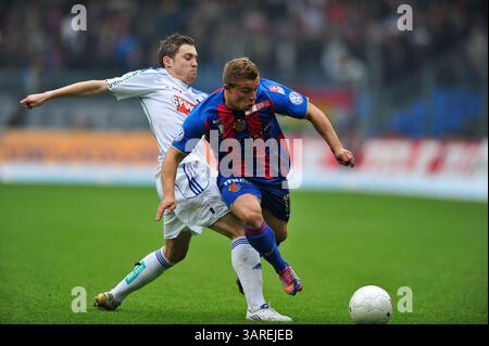 9. Mai 2010: Xherdan Shaqiri des FC Basel kämpft im Schweizer Cup-Finale im St. Jacob Park in Basel gegen Nelson Borges da Costa des FC Lausanne. Das Spiel endete mit dem Sieg 6-0 und der Meisterschaft 2010. (Bild: © John Middlebrook/Cal Sport Media/ZUMApress.com) Stockfoto