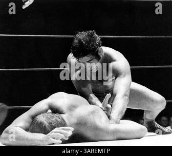 Februar 2010 - St. Petersburg, Florida, USA - Times s s&W-Datei Fotos des professionellen Wrestlers Jack Brisco..1. Originalunterschrift vom 19. Juni 1971: „Jack Brisco setzt Dory Funk Jr. in einem früheren Meeting stark in den Arm. (Kreditbild: © St. Petersburg Times/ZUMApress.com) Stockfoto