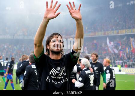 9. Mai 2010: Der FC Basel Torwart Franco Costanzo winkt den Fans beim Schweizer Cup Finale im St. Jacob Park in Basel. Das Spiel endete mit dem Sieg 6-0 und der Meisterschaft 2010. (Bild: © John Middlebrook/Cal Sport Media/ZUMApress.com) Stockfoto
