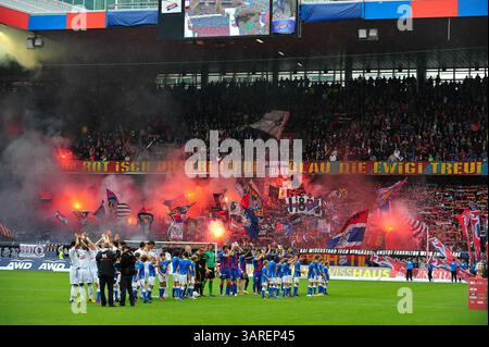 9. Mai 2010: Fans des FC Basel begrüßen das Team vor dem Schweizer Cup-Finale im St. Jacob Park in Basel. Das Spiel endete mit dem Sieg 6-0 und der Meisterschaft 2010. (Bild: © John Middlebrook/Cal Sport Media/ZUMApress.com) Stockfoto