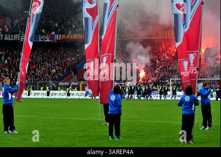 9. Mai 2010 - das Team FC Basel feiert mit Fans den Sieg nach dem Schweizer Cup-Finale im St. Jacob Park in Basel. Das Spiel endete mit dem Sieg 6-0 und der Meisterschaft 2010. (Bild: © John Middlebrook/Cal Sport Media/ZUMApress.com) Stockfoto