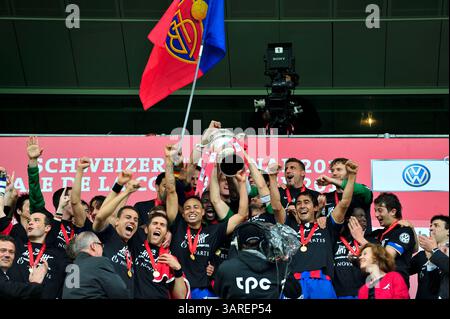 9. Mai 2010: Das Team FC Basel feiert mit seiner Trophäe im Schweizer Cup-Finale im St. Jacob Park in Basel. Das Spiel endete mit dem Sieg 6-0 und der Meisterschaft 2010. (Bild: © John Middlebrook/Cal Sport Media/ZUMApress.com) Stockfoto