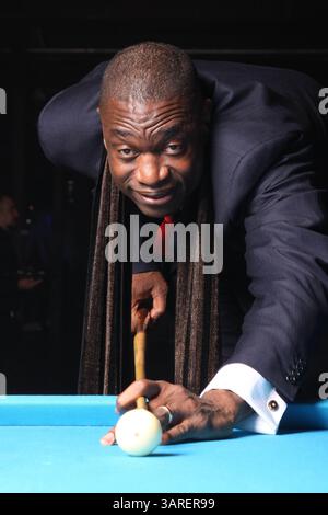 Februar 2010: Dallas, Texas, USA, ehemaliger NBA-Spieler, DIKEMBE MUTOMBO, der Houston Rockets während der 5. Jährlichen 8-Ball-Challenge von Zo & Magic im Fair Park - Centenial Hall. (Kreditbild: © Omar Vega/ZUMA Press) Stockfoto