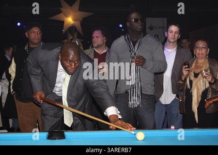 Februar 2010 – Dallas, Texas, USA – NBA Legend, EARVIN „MAGIC“ JOHNSON während der 5. Jährlichen 8-Ball-Challenge von Zo & Magic im Fair Park – Centenial Hall. (Kreditbild: © Omar Vega/ZUMA Press) Stockfoto