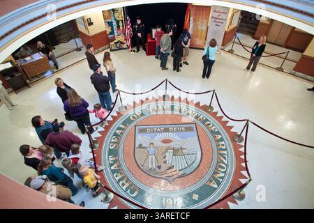 20. Februar 2010 – Phoenix, Arizona, USA – die Menschen stehen im historischen ehemaligen Arizona State Capitol, um eine der Originalexemplare der Unabhängigkeitserklärung zu sehen. Nur 26 Exemplare der ursprünglichen Unabhängigkeitserklärung sind heute nach 200 bekannt und wurden von John Dunlap gedruckt, einem Drucker aus der Kolonialzeit, der 1776 vom Kontinentalkongress beauftragt wurde, die Erklärung zu drucken. Die meisten davon sind in Universitäten, öffentlichen Bibliotheken, Rathäusern oder anderen staatlichen Einrichtungen untergebracht. Die Kopie, die am 25. Der 200 nach Phoenix gebracht wurde, wurde 1989 gefunden, versteckt hinter einem Gemälde b Stockfoto