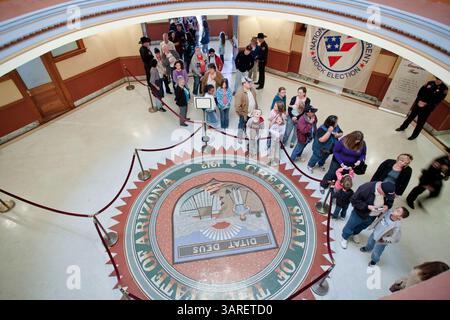 20. Februar 2010 – Phoenix, Arizona, USA – die Menschen stehen im historischen ehemaligen Arizona State Capitol, um eine der Originalexemplare der Unabhängigkeitserklärung zu sehen. Nur 26 Exemplare der ursprünglichen Unabhängigkeitserklärung sind heute nach 200 bekannt und wurden von John Dunlap gedruckt, einem Drucker aus der Kolonialzeit, der 1776 vom Kontinentalkongress beauftragt wurde, die Erklärung zu drucken. Die meisten davon sind in Universitäten, öffentlichen Bibliotheken, Rathäusern oder anderen staatlichen Einrichtungen untergebracht. Die Kopie, die am 25. Der 200 nach Phoenix gebracht wurde, wurde 1989 gefunden, versteckt hinter einem Gemälde b Stockfoto
