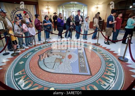 20. Februar 2010 – Phoenix, Arizona, USA – die Menschen stehen im historischen ehemaligen Arizona State Capitol, um eine der Originalexemplare der Unabhängigkeitserklärung zu sehen. Nur 26 Exemplare der ursprünglichen Unabhängigkeitserklärung sind heute nach 200 bekannt und wurden von John Dunlap gedruckt, einem Drucker aus der Kolonialzeit, der 1776 vom Kontinentalkongress beauftragt wurde, die Erklärung zu drucken. Die meisten davon sind in Universitäten, öffentlichen Bibliotheken, Rathäusern oder anderen staatlichen Einrichtungen untergebracht. Die Kopie, die am 25. Der 200 nach Phoenix gebracht wurde, wurde 1989 gefunden, versteckt hinter einem Gemälde b Stockfoto