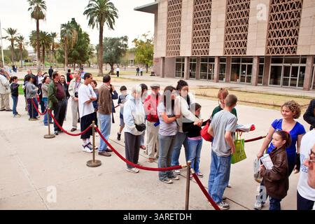 20. Februar 2010 – Phoenix, Arizona, USA – die Menschen stehen im historischen ehemaligen Arizona State Capitol, um eine der Originalexemplare der Unabhängigkeitserklärung zu sehen. Nur 26 Exemplare der ursprünglichen Unabhängigkeitserklärung sind heute nach 200 bekannt und wurden von John Dunlap gedruckt, einem Drucker aus der Kolonialzeit, der 1776 vom Kontinentalkongress beauftragt wurde, die Erklärung zu drucken. Die meisten davon sind in Universitäten, öffentlichen Bibliotheken, Rathäusern oder anderen staatlichen Einrichtungen untergebracht. Die Kopie, die am 25. Der 200 nach Phoenix gebracht wurde, wurde 1989 gefunden, versteckt hinter einem Gemälde b Stockfoto