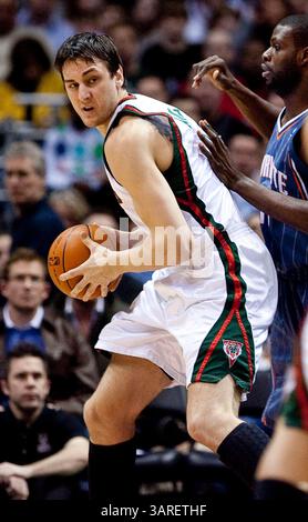 Februar 2010 Milwaukee, WI. Bradley Center. Milwaukee Bucks Andrew Bogut #6 hatte 18 Punkte und 13 Rebounds, um den Bucks zum Sieg zu verhelfen. Milwaukee Buck gewann gegen die Charlotte Bobcats 93-88. Mike McGinnis/CSM(Bild: © Mike McGinnis/Cal Sport Media/ZUMApress.com) Stockfoto