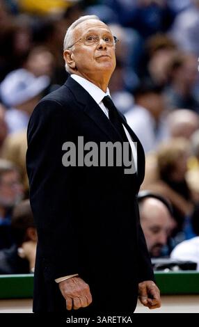 Februar 2010 Milwaukee, WI. Bradley Center, Charlotte Bobcats Head Coach Larry Brown, Milwaukee Buck gewann die Charlotte Bobcats 93-88. Mike McGinnis/CSM(Bild: © Mike McGinnis/Cal Sport Media/ZUMApress.com) Stockfoto