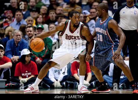 Februar 2010 Milwaukee, WI. Bradley Center. Milwaukee Bucks John Salmons #15 machte seine erste Ausstrahlung als Milwaukee Buck heute Abend zu Hause, Salmons hatte 19 Punkte und 7 Assists. Milwaukee Buck gewann 93:88. Mike McGinnis/CSM(Bild: © Mike McGinnis/Cal Sport Media/ZUMApress.com) Stockfoto