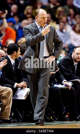Februar 2010 Milwaukee, WI. Bradley Center, Milwaukee Bucks Head Coach Scott Skiles, Milwaukee Buck gewann 93–88 die Charlotte Bobcats. Mike McGinnis/CSM(Bild: © Mike McGinnis/Cal Sport Media/ZUMApress.com) Stockfoto