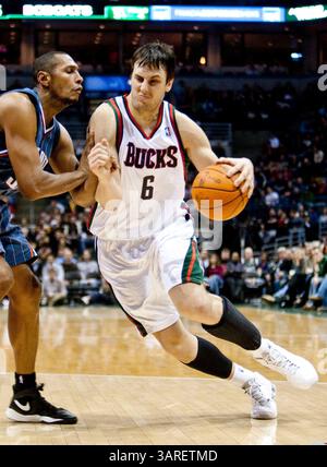 Februar 2010 Milwaukee, WI. Bradley Center. Milwaukee Bucks Andrew Bogut #6 hatte 18 Punkte und 13 Rebounds, um den Bucks zum Sieg zu verhelfen. Milwaukee Buck gewann gegen die Charlotte Bobcats 93-88. Mike McGinnis/CSM(Bild: © Mike McGinnis/Cal Sport Media/ZUMApress.com) Stockfoto