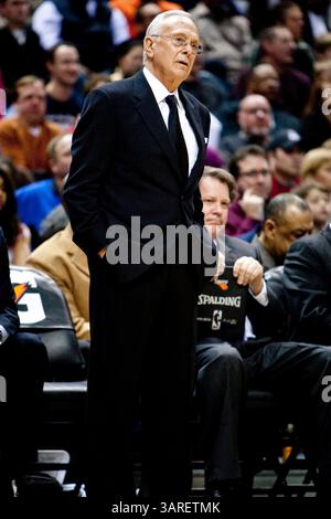 Februar 2010 Milwaukee, WI. Bradley Center, Charlotte Bobcats Head Coach Larry Brown, Milwaukee Buck gewann die Charlotte Bobcats 93-88. Mike McGinnis/CSM(Bild: © Mike McGinnis/Cal Sport Media/ZUMApress.com) Stockfoto