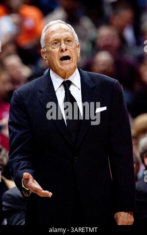 Februar 2010 Milwaukee, WI. Bradley Center, Charlotte Bobcats Head Coach Larry Brown, Milwaukee Buck gewann die Charlotte Bobcats 93-88. Mike McGinnis/CSM(Bild: © Mike McGinnis/Cal Sport Media/ZUMApress.com) Stockfoto