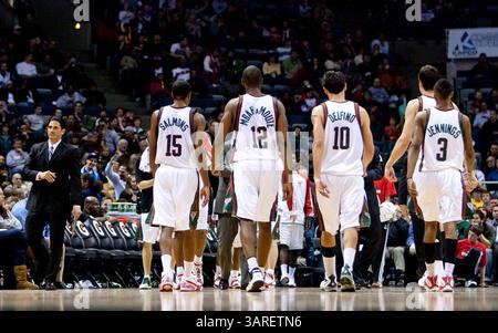 Februar 2010 Milwaukee, WI. Bradley Center. Die Milwaukee Bucks nehmen sich auf die Bank, um eine Auszeit zu machen. Milwaukee Buck gewann die Charlotte Bobcats 93-88. Mike McGinnis/CSM(Bild: © Mike McGinnis/Cal Sport Media/ZUMApress.com) Stockfoto