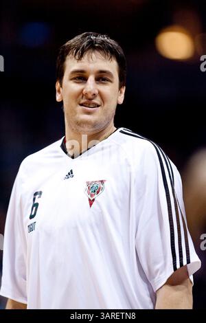 Februar 2010 Milwaukee, WI. Bradley Center. Milwaukee Bucks Andrew Bogut #6 hatte 18 Punkte und 13 Rebounds, um den Bucks zum Sieg zu verhelfen. Milwaukee Buck gewann gegen die Charlotte Bobcats 93-88. Mike McGinnis/CSM(Bild: © Mike McGinnis/Cal Sport Media/ZUMApress.com) Stockfoto