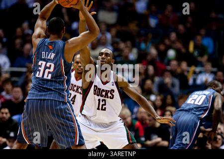 Februar 2010 Milwaukee, WI. Bradley Center. Milwaukee Bucks Luc Richard Mbah A Moute #12Platz enge Verteidigung gegen Charlotte Bobcats Boris Diaw #32. Milwaukee Buck gewann die Charlotte Bobcats 93-88. Mike McGinnis/CSM(Bild: © Mike McGinnis/Cal Sport Media/ZUMApress.com) Stockfoto