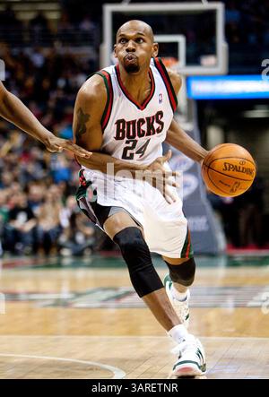 Februar 2010 Milwaukee, WI. Bradley Center. Milwaukee Bucks Jerry Stackhouse #24 fuhr in die Lane, Stackhouse hatte heute Abend 5 Punkte gegen die Bobcats. Milwaukee Buck gewann gegen die Charlotte Bobcats mit 93:88. Mike McGinnis/CSM(Bild: © Mike McGinnis/Cal Sport Media/ZUMApress.com) Stockfoto