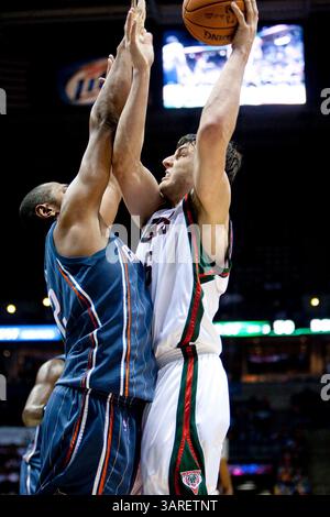Februar 2010 Milwaukee, WI. Bradley Center. Milwaukee Bucks Andrew Bogut #6 hatte 18 Punkte und 13 Rebounds, um den Bucks zum Sieg zu verhelfen. Milwaukee Buck gewann gegen die Charlotte Bobcats 93-88. Mike McGinnis/CSM(Bild: © Mike McGinnis/Cal Sport Media/ZUMApress.com) Stockfoto