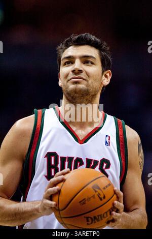 Februar 2010 Milwaukee, WI. Bradley Center. Milwaukee Bucks Carlos Delfino #10 geht auf die Linie für einige Freiwürfe, Delfino hatte heute Abend 9 Punkte gegen die Bobcats. Milwaukee Buck gewann die Charlotte Bobcats 93:88. Mike McGinnis/CSM(Bild: © Mike McGinnis/Cal Sport Media/ZUMApress.com) Stockfoto