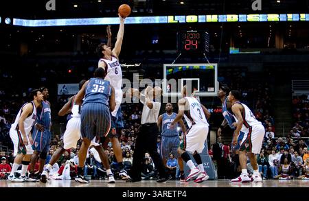 Februar 2010 Milwaukee, WI. Bradley Center. Milwaukee Bucks Andrew Bogut #6 gewinnt den Eröffnungstipp. Milwaukee Buck gewann die Charlotte Bobcats 93-88. Mike McGinnis/CSM(Bild: © Mike McGinnis/Cal Sport Media/ZUMApress.com) Stockfoto