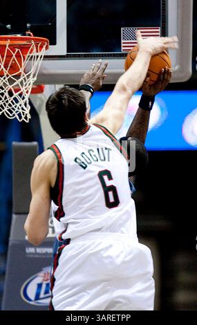 Februar 2010 Milwaukee, WI. Bradley Center. Milwaukee Bucks Andrew Bogut #6 bekommt das Zeug auf dem Rückbrett. Milwaukee Buck gewann die Charlotte Bobcats 93-88. Mike McGinnis/CSM(Bild: © Mike McGinnis/Cal Sport Media/ZUMApress.com) Stockfoto